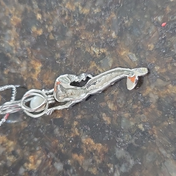 A necklace of a mermaid holding a freshwater pearl - Picture 4 of 4